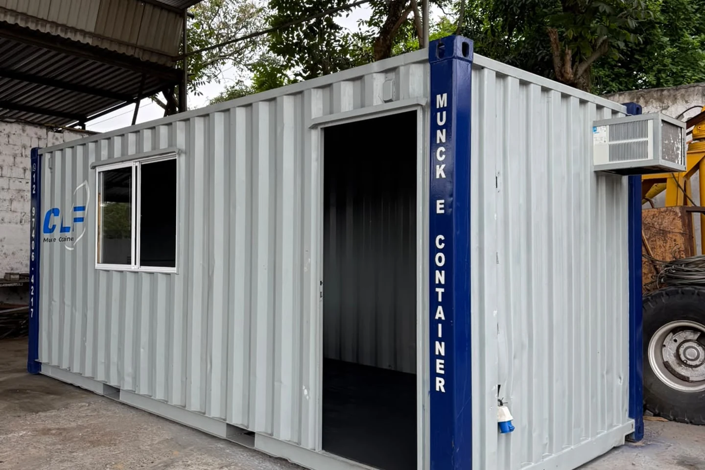 Container CLF de 20 pés adaptado como escritório, com janela, porta lateral e ar-condicionado